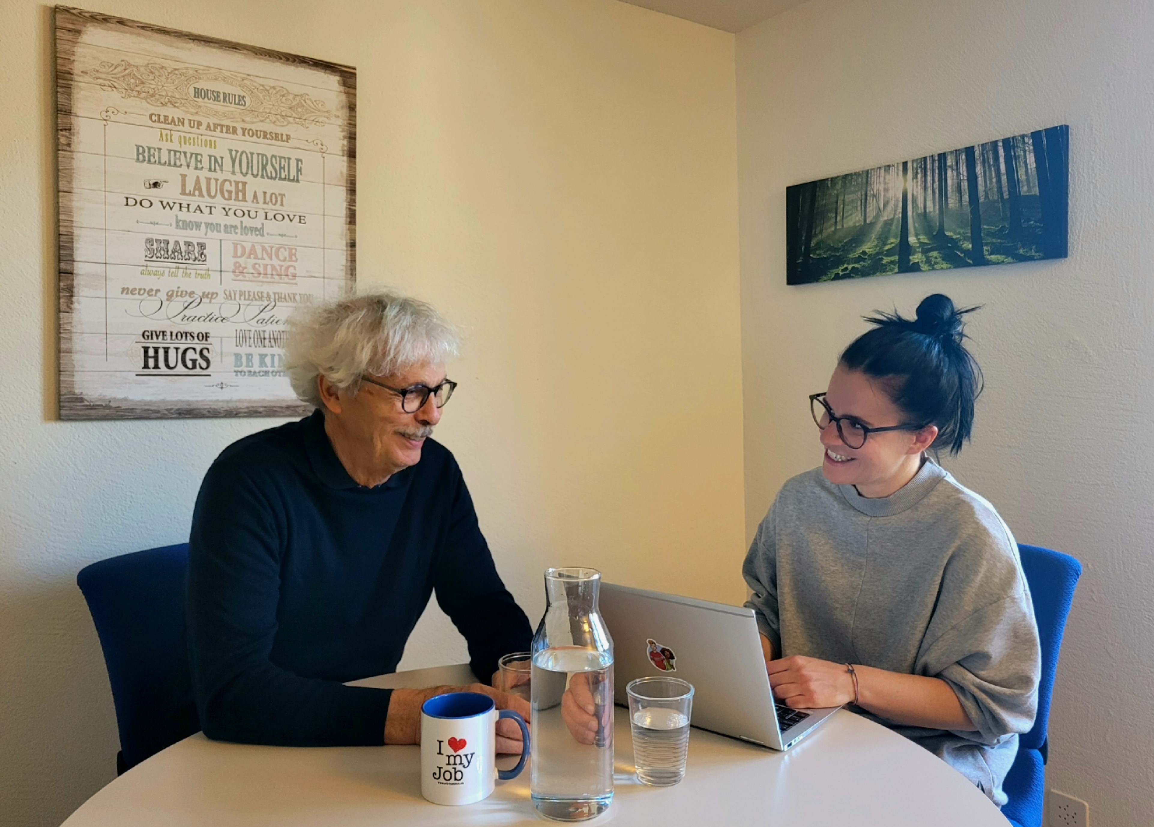 Zwei Generationen treffen sich. Die angehende Berufsberaterin Nina Kälin im Gespräch mit Pionier Reinhard Schmid